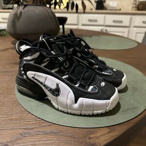 Nike Kids Penny 1 white and black - size 4
